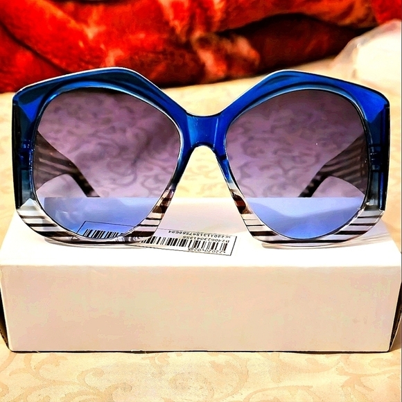 Unsure Accessories - Large Eye Covering Thick Designer Sunglasses - Geometric Shaped Frame